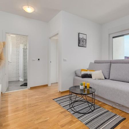 Apartment Roni + Besplatan Parking Zadar Exteriör bild