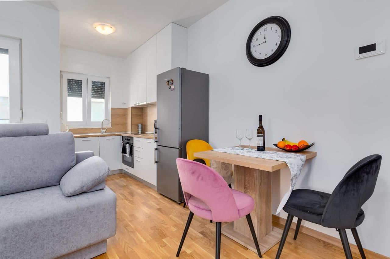 Apartment Roni + Besplatan Parking Zadar Exteriör bild