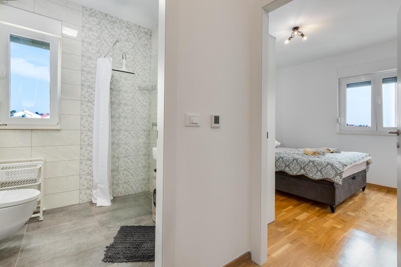 Apartment Roni + Besplatan Parking Zadar Exteriör bild