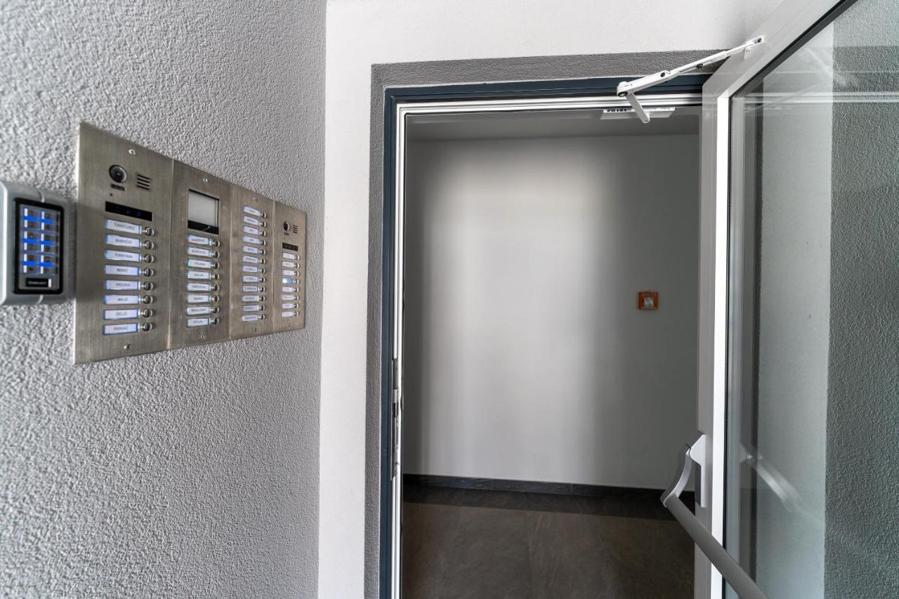 Apartment Roni + Besplatan Parking Zadar Exteriör bild
