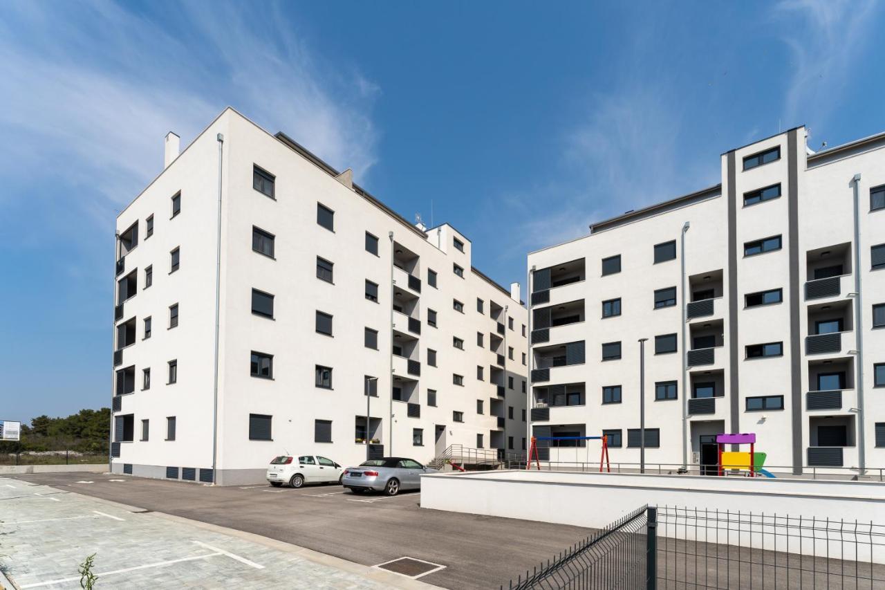 Apartment Roni + Besplatan Parking Zadar Exteriör bild