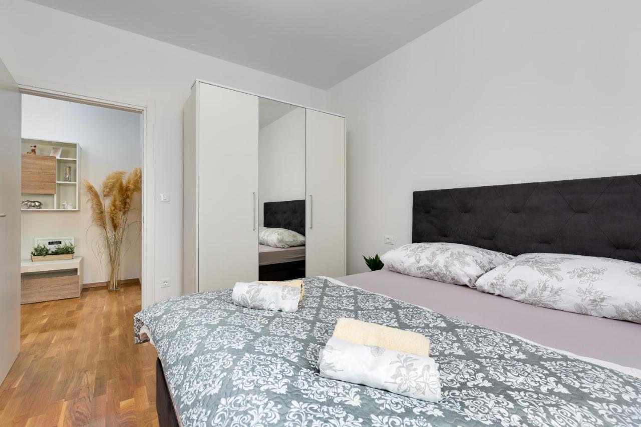 Apartment Roni + Besplatan Parking Zadar Exteriör bild