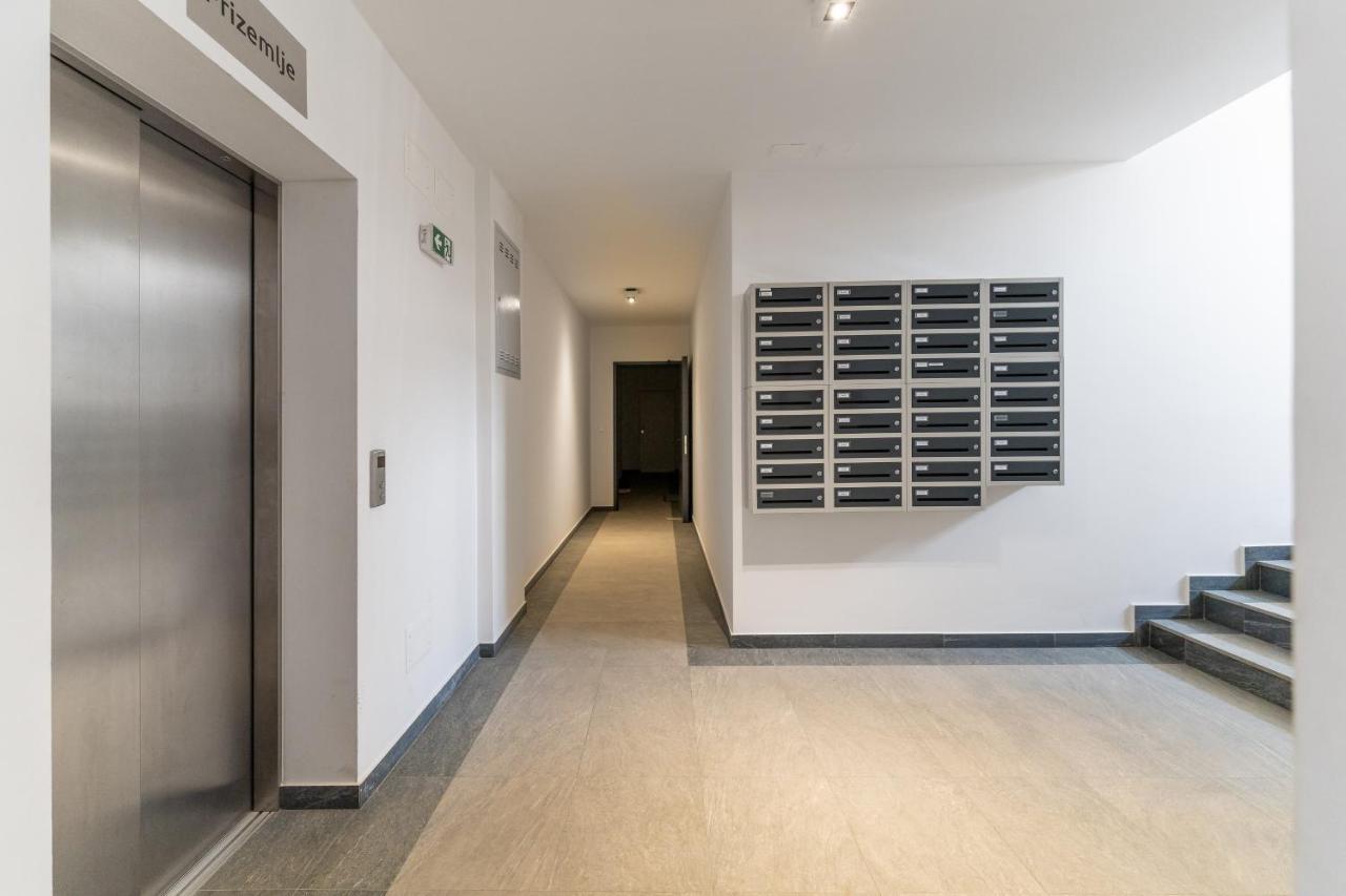 Apartment Roni + Besplatan Parking Zadar Exteriör bild